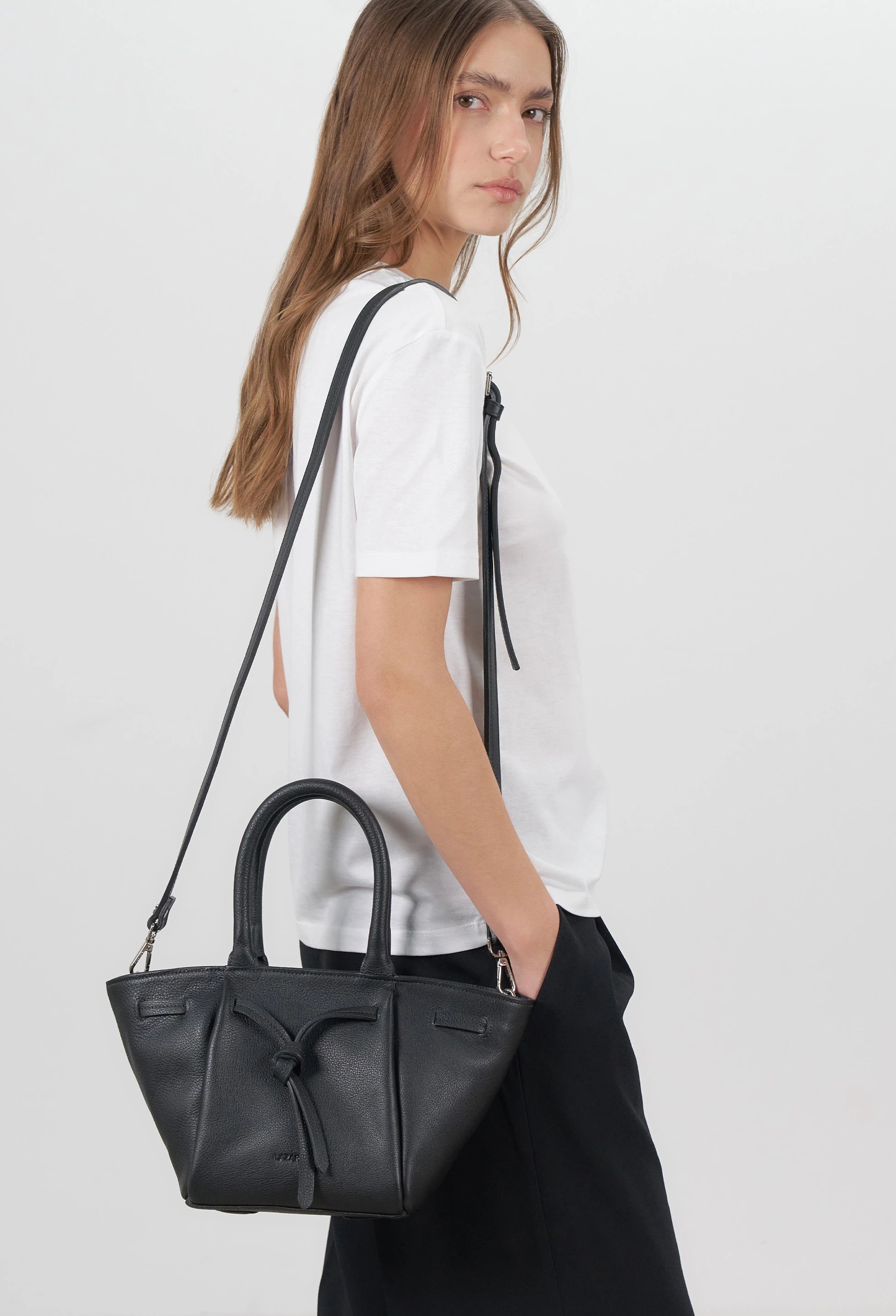 Warmi Carryall Leather Bag - Black