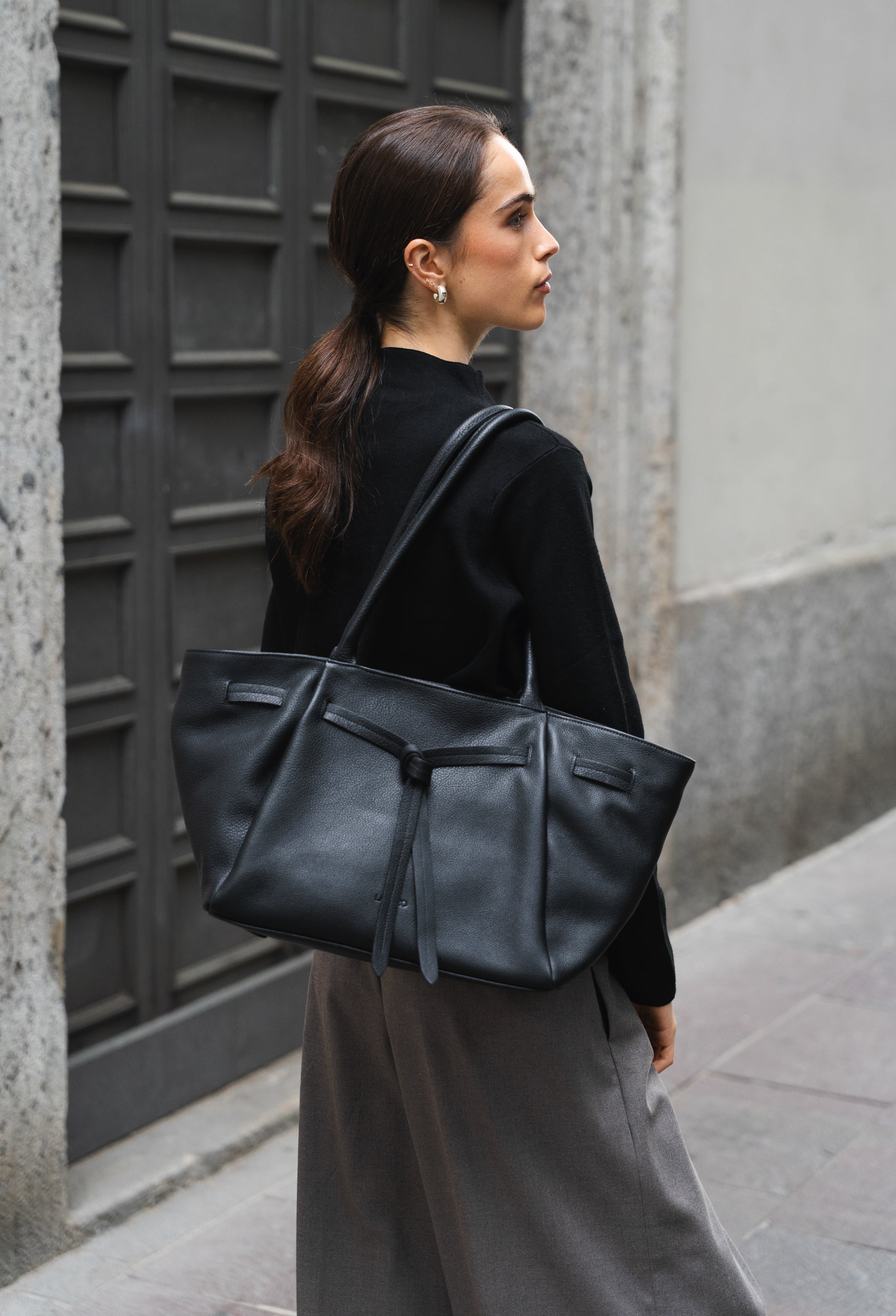 Warmi Large Carryall Leather Bag - Black