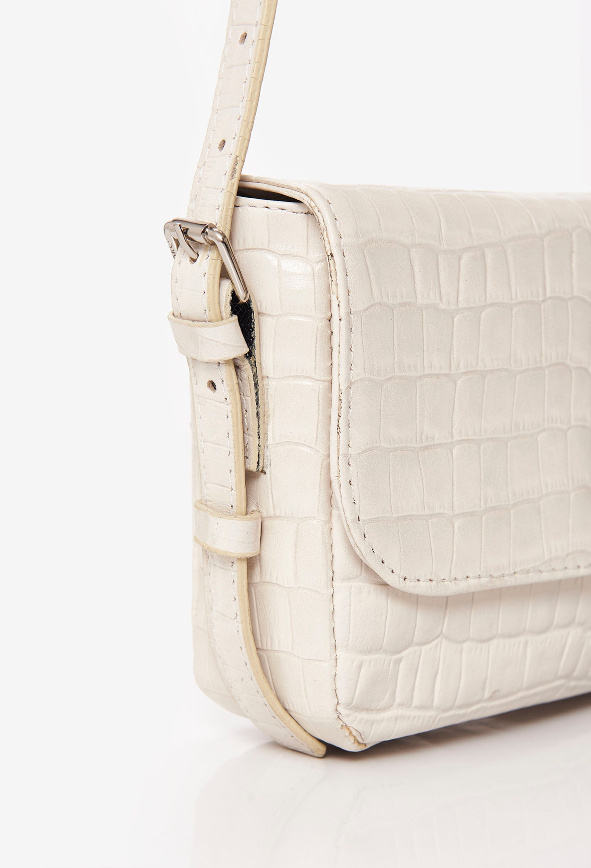 Partial photo of a White Croco Leather Shoulder Flap Bag Gwen with an adjustable shoulder strap.